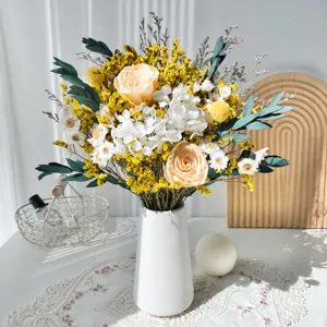Bouquet de fleurs séchées rose eucalyptus stabilisées en vase céramique déco maison