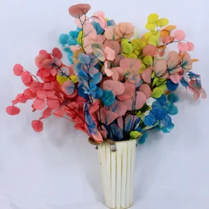 Buntes konserviertes Eukalyptus-Blumenstrauß in weißer Vase, ideal für Heimdekoration und Blumen.