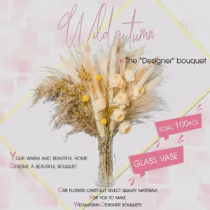 Vue détaillée d'un bouquet de pampas séchées avec roses artificielles et vase en verre.