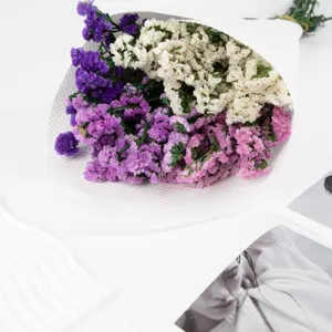 Dettaglio primo piano bouquet di fiori statice secchi, composizione floreale decorazione