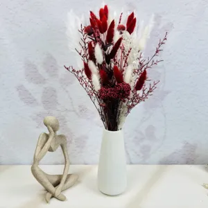 Bouquet de fleurs séchées avec vase blanc et sculpture abstraite pour décoration intérieure design