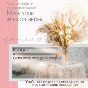 Bouquet de herbe de pampa séchée boho avec vase en verre pour décoration maison.