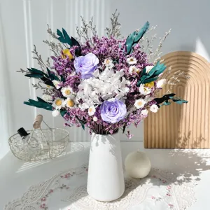 Bouquet de fleurs séchées de roses et d'eucalyptus stabilisées, vase en céramique, déco.