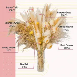 Bouquet d'herbe de pampas séchée avec des queues de lapin et des fleurs artificielles.