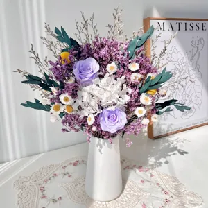 Bouquet de fleurs séchées de roses eucalyptus préservées avec vase en céramique salon