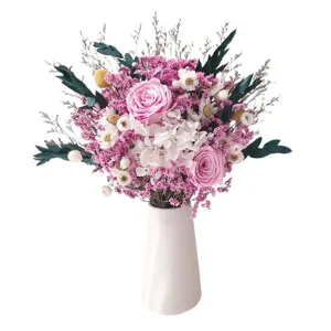 Bouquet de fleurs séchées de roses avec eucalyptus et hortensia dans un vase blanc pour décoration maison