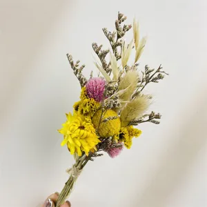 Detaillierte Nahaufnahme eines bunten Mini-Trockenblumenstraußes mit Juteband, ideale Deko.
