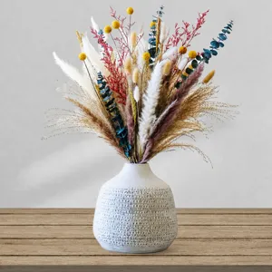Hermoso ramo de flores secas naturales con hierba de la pampa y florero para el hogar.