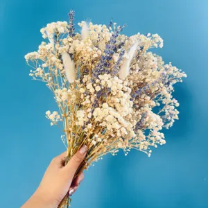 Détail du beau bouquet de fleurs séchées, gypsophile et lavande pour mariage décoration.