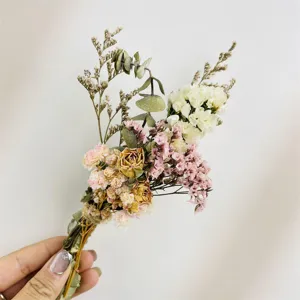 Mini dried flower bouquet detail, natural plant decor, small floral arrangement, close-up.