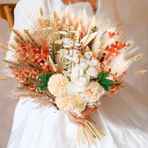 Détail en gros plan d'un bouquet de fleurs séchées avec herbe de pampa et feuilles d'eucalyptus.