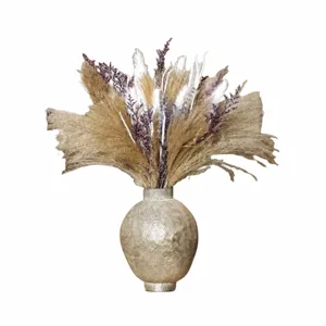 Trockenes Pampasgras und Blumenstrauß in runder Vase, ideal für stilvolle Inneneinrichtung.