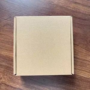 Einfache braune Wellpappschachtel fuer kleine Blumenstrauesse und individuelle Geschenke.