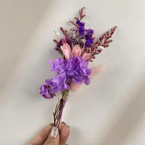 Gros plan détaillé d'un charmant mini bouquet de fleurs séchées avec de jolies hortensias violets.