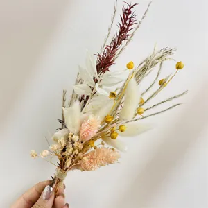 Dettaglio mini bouquet di fiori secchi, composizione botanica naturale per decorare scatole regalo.
