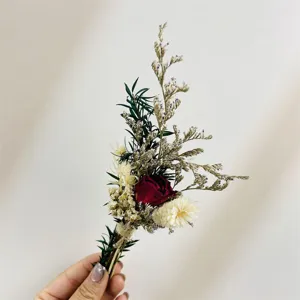 Détail de mini bouquet de fleurs séchées avec composition florale et rose pour déco.