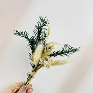 Détail de vue de mini bouquet de fleurs séchées, déco botanique naturelle pour cadeaux.