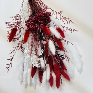 Bouquet de fleurs séchées bohème avec herbe de pampas rouge blanche queues de lapin déco détails