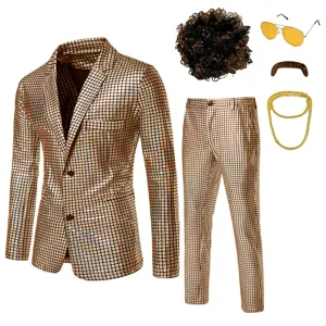 Détail ensemble costume disco à paillettes pour homme avec veste pantalon perruque et accessoires.