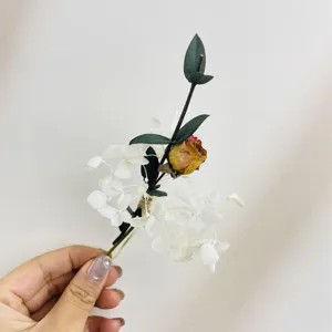 Mini-Trockenblumenstrauß Detailansicht mit feinem Blumenarrangement für schöne Dekoration.