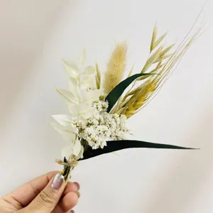 Vue détaillée d'un mini bouquet de fleurs séchées, gros plan parfait pour une belle décoration.