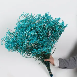 Detail van blauwe geconserveerde gipskruid droogbloemen boeket, romantisch cadeautje.