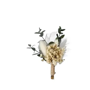 Mini bouquet de fleurs séchées naturelles boutonnière pour décoration de mariage.