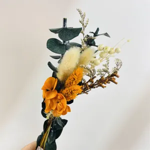 Nahaufnahme des Mini-Trockenblumenstraußes mit Eukalyptus und niedlichen Hasenschwänzen.