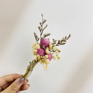 Nahaufnahme Detail des Mini-Trockenblumenstrausses mit lila Kugelamaranth und Schleierkraut.