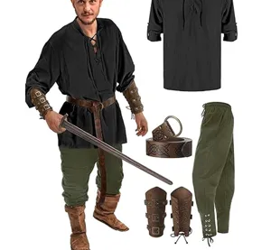 Mittelalter Renaissance Kostüm Set mit schwarzem Piratenhemd, grüner Hose und Gürtel.