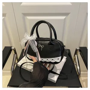 Borsa a tracolla Boston nera con fiocco in pizzo bianco, dettaglio di borsa elegante.