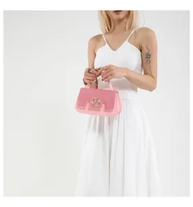 Vista dettagliata della borsa a tracolla rosa da donna con elegante chiusura in metallo.