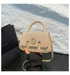 Borsa a tracolla chic da donna con elegante design a contrasto e logo M in metallo.