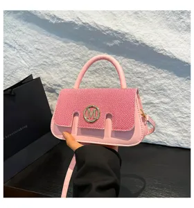 Dettaglio borsa a tracolla rosa da donna, elegante borsa in PU con logo M e manico.