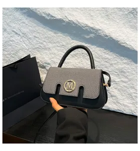 Borsa a tracolla bicolore nera e grigia vista dettagliata con logo M hardware dorato.
