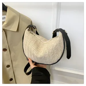 Sac à bandoulière en paille tissée chic pour femme avec garniture en cuir noir mode