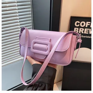 Lila stilvolle Umhängetasche mit minimalistischem Klappdesign und schicker Schnalle.