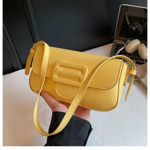 Gelbe Umhängetasche Detailansicht, modische Klappen-Achseltasche mit eleganter Schnalle.