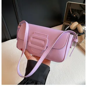 Lila Umhängetasche Damen Achseltasche, stilvolles Klappendesign mit eleganter Schnalle.
