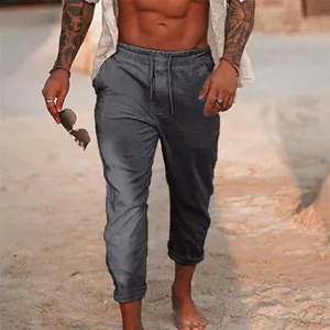 Dettaglio pantaloni da spiaggia casual in lino da uomo con coulisse in vita e vestibilità comoda.