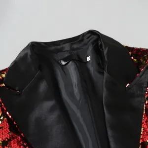 Vue détaillée de la veste de smoking pour hommes à sequins rouges et revers noirs.