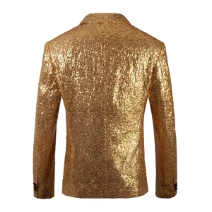 Vue détaillée du dos d'un blazer scintillant à sequins dorés pour hommes sur scène.