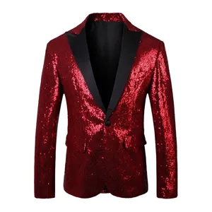 Blazer rouge à sequins doté de revers noirs classiques et d'une fermeture à bouton.