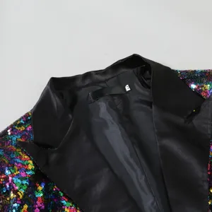 Détail de la veste de smoking à sequins colorés pour hommes avec revers en satin noir.