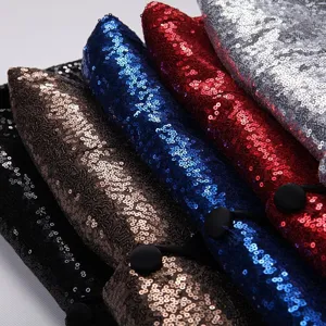 Gros plan sur les détails du tissu de veste de costume à sequins pour hommes design brillant.