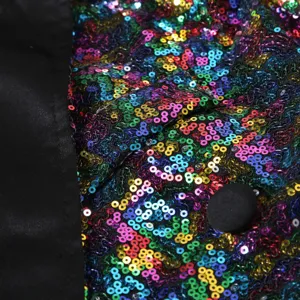 Gros plan sur le tissu de veste à sequins colorés pour hommes, détails scintillants.