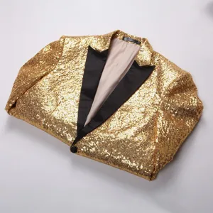 Vue rapprochée du blazer à sequins dorés pour hommes avec revers noirs classiques et un bouton.