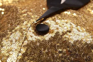 Détail blazer sequins dorés homme gros plan, tissu costume danse fête brillant chic