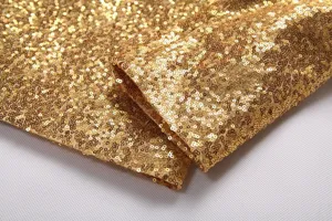 Gros plan détaillé d'un tissu à sequins dorés brillants pour costume de danse homme.