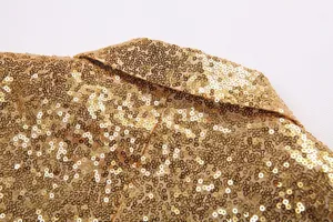 Gros plan sur le détail du blazer à sequins dorés, col de veste étincelant pour la scène.